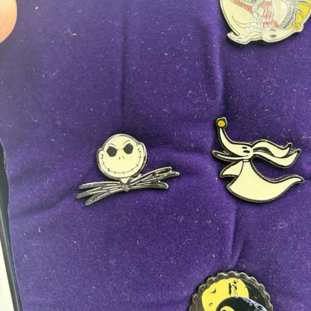Disney The Nightmare Before Christmas Enamel 5 Pin Gift Set Coffin Tin Halloween